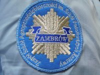 Logo/naszywka Zespołu Szkół Agroprzedsiębiorczości w Zambrowie z biało - srebrną gwiazdą na jasnoniebieskim tle i haftowanym napisem.