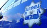 Zdjęcie przedstawia boczna cześć radiowizu policyjnego z napisem Policja oraz ,,gwiazda&quot; policyjna z nr 112