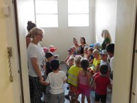 Dzieci przedszkolne wspólnie z opiekunami zwiedzają KPP, zapoznają się z Pomieszczeniem dla Osób Zatrzymanych.