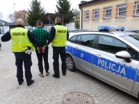Funkcjonariusze drogówki wraz z zatrzymanym nietrzeźwym mężczyzną podczas doprowadzenia do Komendy Powiatowej Policji w Zambrowie.
