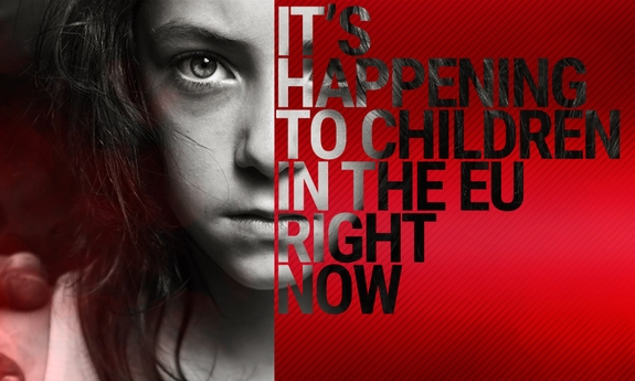 Plakat przedstawia twarz kobiety. Połowę trzy zasłania napis w języku angielskim: ,,IT SHAPPPENING TO CHILDREN IN THE EU RIGHT NOW&amp;quot; umieszczony na czerwonym tle.