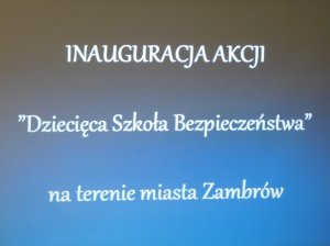 Slajd z napisem ,,Inauguracja akcji Dziecięca Szkoła Bezpieczeństwa&quot; na terenie miasta Zambrów.