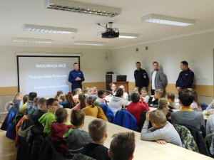 Uczestnicy spotkania podczas rozpoczęcia inauguracji. Przemawia Komendant Powiatowy Policji w Zambrowie, po prawej stronie zdjęcia I Zastępca Komendanta Powiatowego Policji w Zambrowie oraz profilaktycy realizujący przedsięwzięcie.