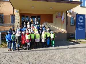 Grupowe zdjęcie z uczestnikami akcji przed budynkiem Komendy Powiatowej Policji w Zambrowie.