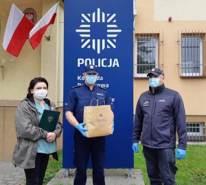 Zastępca Komendanta Powiatowego Policji w Zambrowie, członek Zarządu Okręgowego Polskiego Związku Łowieckiego w Łomży oraz Dyrektor zakładu Karnego w Czerwonym Borze, na tle budynku Komendy Powiatowej Policji w Zambrowie.