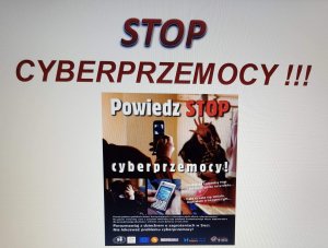 Slajd z napisem ,,STOP CYBERPRZEMOCY&quot; i plakatem przedstawiającym telefony komórkowe i  rozpaczające osoby.