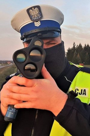 Policjant Wydziału Ruchu Drogowego podczas pracy na Ręcznym Mierniku Prędkości.