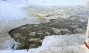 Zdjęcie przedstawia załamany lód na akwenie wodnym.