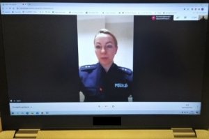 Monitor komputera, a w nim wizerunek policjantki podczas spotkania online.
