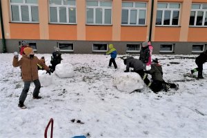 Dzieci podczas zabawy na śniegu.