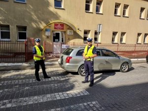 Umundurowani Policjanci przed przedszkolem.