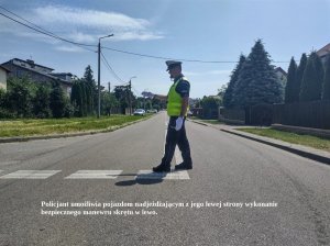 Policjant podczas kierowania ruchem Na dole napis: Policjant umożliwia pojazdom nadjeżdżającym z jego lewej strony wykonanie bezpiecznego manewru skrętu w lewo.