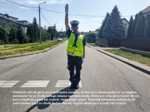 Policjant podczas kierowania ruchem Na dole napis: Podniesie reki do góry przez policjanta oznacza, że kierowcy muszą zachować szczególną ostrożność bo za chwilę nastąpi zmiana warunku ruchu. Kierowcy oraz piesi, którzy do tej pory czekali na wjazd lub wejście- będą mogli ruszyć. Pozostali natomiast szykują się do zatrzymania, gdyż za chwilę będzie dawany sygnał zakazujący wjazdu lub wejścia.