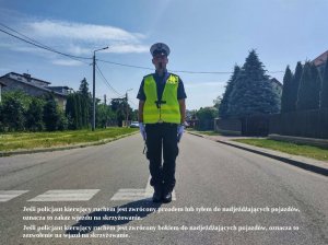 Policjant podczas kierowania ruchem. Na dole napis: Jeśli policjant kierujący ruchem jest zwrócony przodem lub tyłem do nadjeżdżających pojazdów, oznacza to zakaz wjazdu na skrzyżowanie.
Jeśli policjant kierujący ruchem jest zwrócony bokiem do nadjeżdżających pojazdów, oznacza to zezwolenie na wjazd na skrzyżowanie.