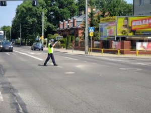 Policjant podczas kierowania ruchem na skrzyżowaniu.