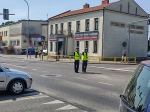 Policjant podczas kierowania ruchem na skrzyżowaniu.