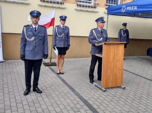 Policjanci w umundurowaniu galowym, przemawiający komendant młodszy inspektor Krzysztof Sewioło.