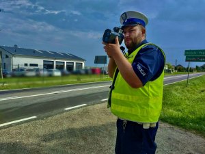 Policjant podczas pomiaru prędkości.