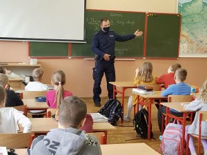 Policja podczas prowadzenia lekcji w szkole.