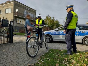 Policjanci podczas kontroli kierowcy roweru.