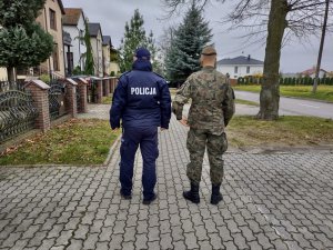 Policjant z żołnierzem WOT podczas sprawdzania kwarantanny.