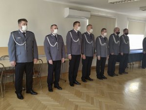 Policjanci ustawieni w szeregi podczas uroczystej zbiórki.