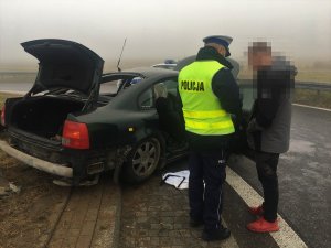 Policjant ruchu drogowego podczas wykonywania czynności na miejscu zdarzenia.