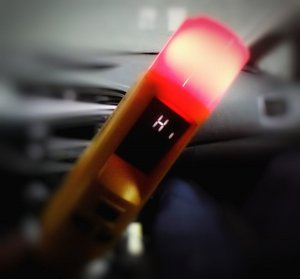 Urządzenie do badania stanu trzeźwości z lampka koloru czerwonego.