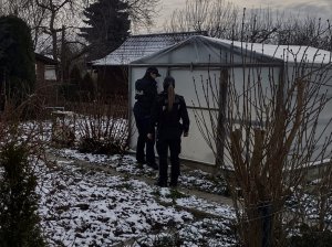 Policjantki podczas kontroli ogródków działkowych.