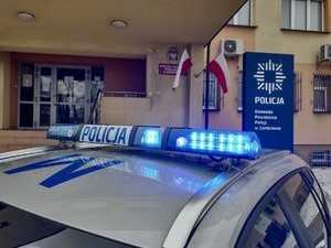 Na tle budynku komendy zambrowskiej Policji dach radiowozu.