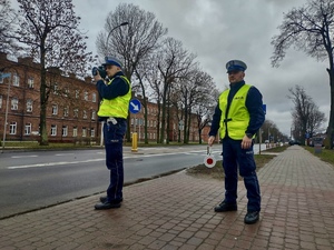 Umundurowani policjanci w kamizelkach odblaskowych podczas kontroli prędkości w Zambrowie.