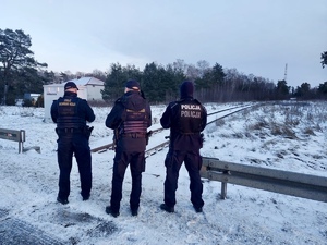 Policjant z funkcjonariuszami Służby Ochrony kolej podczas wspólnych działań.