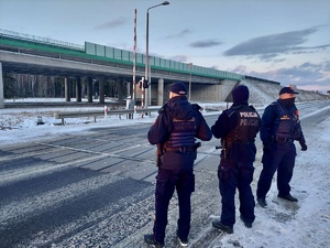 Policjant z funkcjonariuszami Służby Ochrony kolej podczas wspólnych działań.