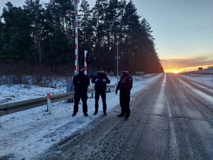 Policjant z funkcjonariuszami Służby Ochrony kolej podczas wspólnych działań.