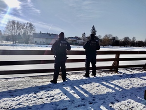 Policjanci podczas kontroli zbiorników wodnych.