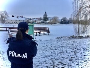 Policjantka podczas kontroli zbiorników wodnych.