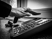 Dłoń odkładająca słuchawkę telefonu. zdjęcie czarno- białe.