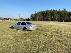 Na boisku stoi samochód a wokół ślady po jeździe.