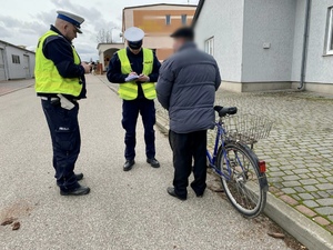 Policjanci podczas kontroli rowerzysty.
