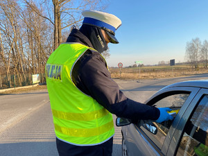Policjant podczas badania stanu trzeźwości kierowcy.