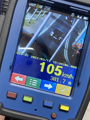Zdjęcie urządzenia do pomiaru prędkości, które wskakuję prędkość jadącego samochód 105 kilometrów na godzinę.