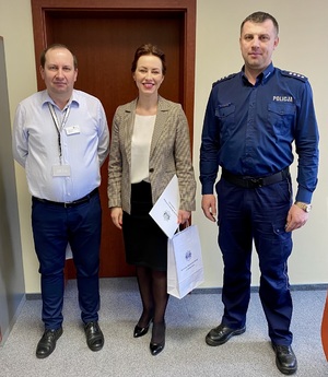 W pomieszczeniu biurowym od lewej pracownik banku PKO, dyrektor banku PKO oraz Zastępca Komendanta Powiatowego Policji w Zambrowie.