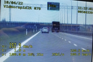 Na dole i górze ekranu dane z wideorejestratora. Radiowóz wykonujący pomiar jadącego przed nim pojazdu  z wynikiem 192 kilometrów na godzinę.