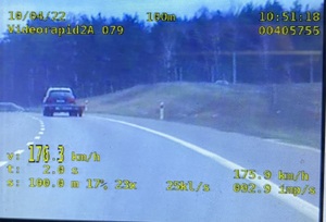 Na dole i górze ekranu dane z wideorejestratora. Radiowóz wykonujący pomiar jadącego przed nim pojazdu  z wynikiem 176 kilometrów na godzinę.