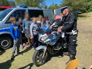 Policjant podczas pokazu motocykla służbowego.