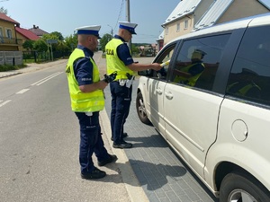 Policjanci podczas badania stanu trzeźwości kierowcy.