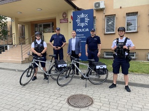 Policjanci z Komendy Powiatowej Policji w Zambrowie oraz zastępca Burmistrz Miasta Zambrów podczas przekazania rowerów.