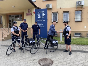 Policjanci z Komendy Powiatowej Policji w Zambrowie oraz zastępca Burmistrz Miasta Zambrów podczas przekazania rowerów.