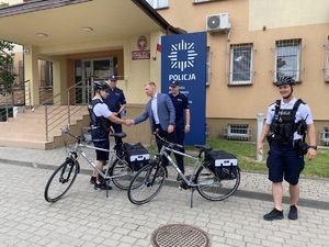 Policjanci z Komendy Powiatowej Policji w Zambrowie oraz zastępca Burmistrz Miasta Zambrów podczas przekazania rowerów.