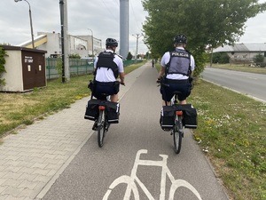 Policjanci na rowerach podczas patrolowania ulic miasta.